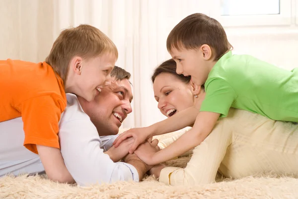 Щаслива сім'я чотири на світлі — стокове фото
