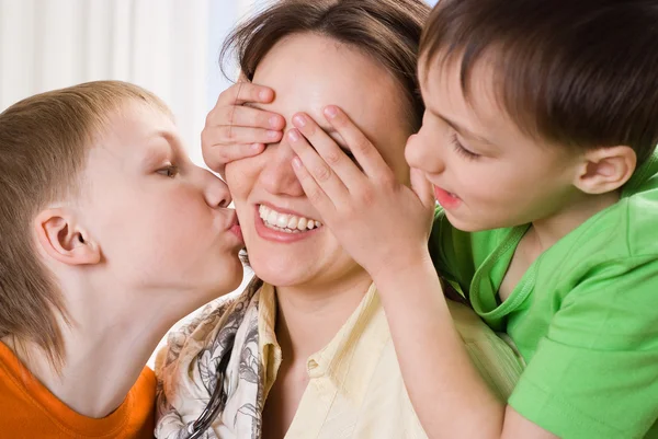 Giovane madre con tre figli — Foto Stock