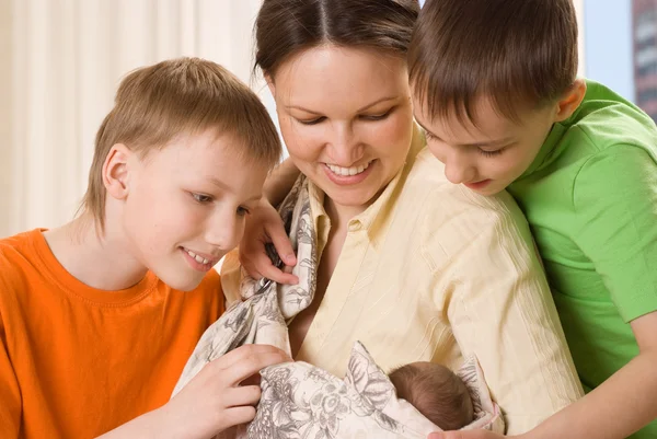 年轻的母亲和三个孩子 — 图库照片