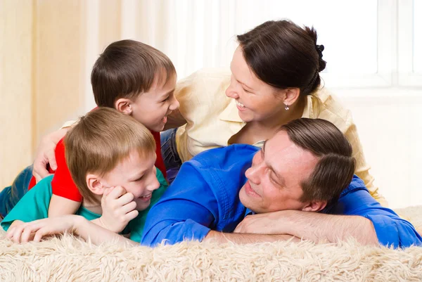 Счастливая семья четыре — стоковое фото