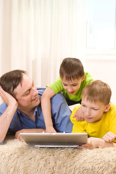 Pai com seus filhos com laptop — Fotografia de Stock