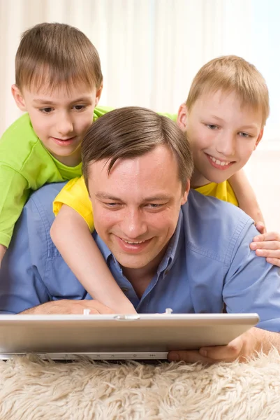 Vader met zijn zonen — Stockfoto