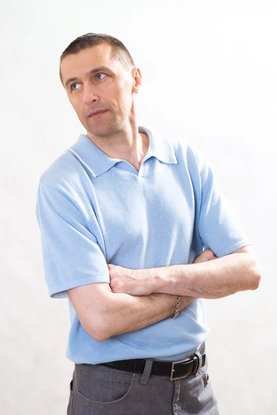 Чоловік у синій сорочці, що стоїть — стокове фото