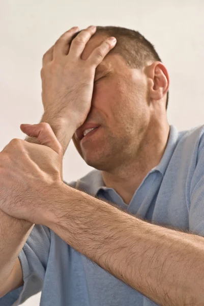 Homem irritado com uma camisa azul — Fotografia de Stock