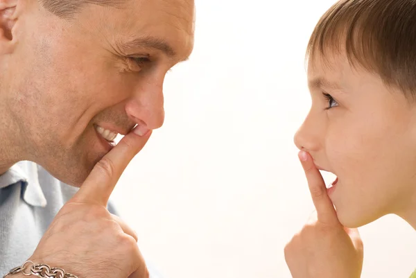 Padre habla con su hijo —  Fotos de Stock