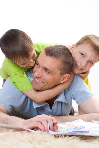 父亲和两个年轻的兄弟 — 图库照片