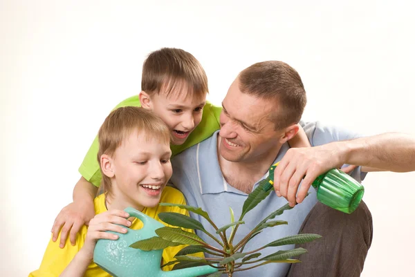Otce a dětí, zalévání květin — Stock fotografie