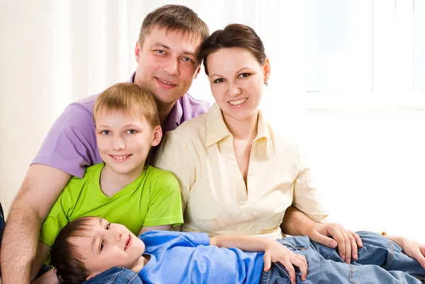 Genitori con i loro due figli — Foto Stock