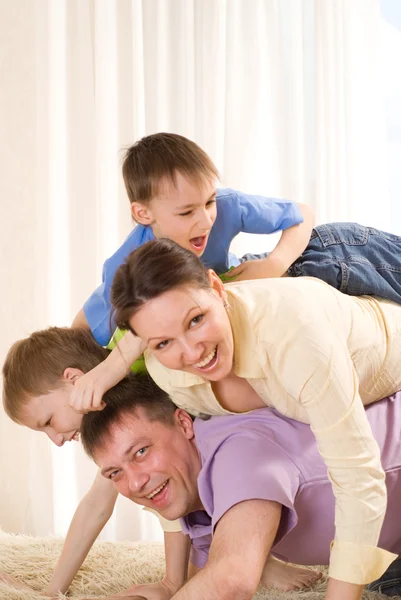 Pais com seus dois filhos — Fotografia de Stock