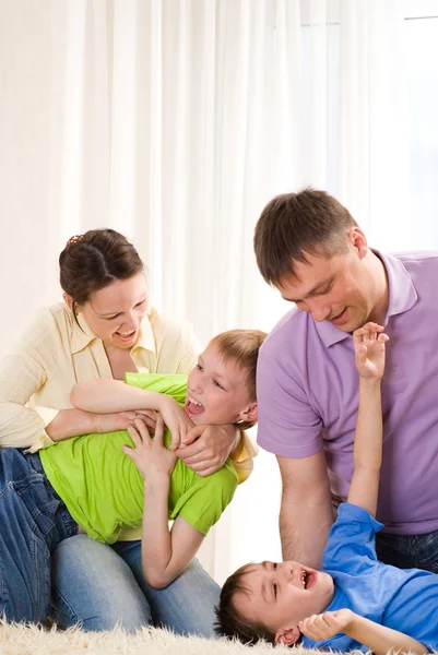 Ouders met hun twee kinderen — Stockfoto