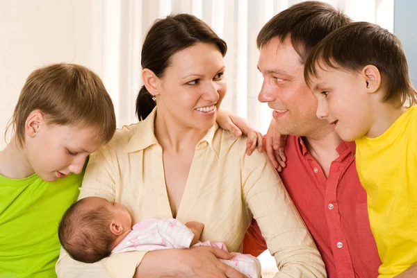 Szczęśliwa para z trójką dzieci — Zdjęcie stockowe