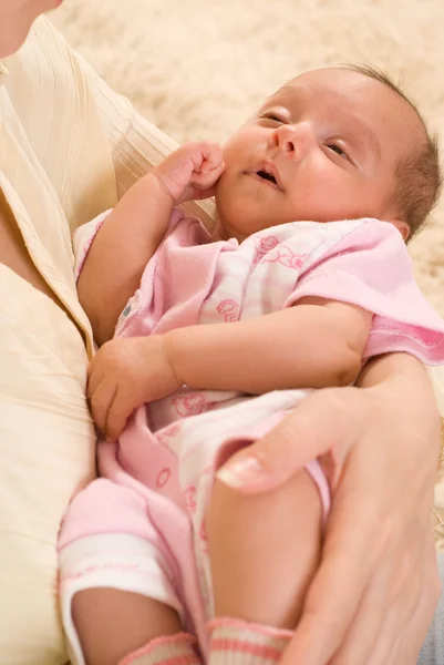 Anne bebek tutan — Stok fotoğraf