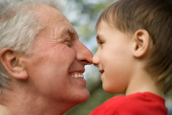 Abuelo mantiene a su nieto —  Fotos de Stock
