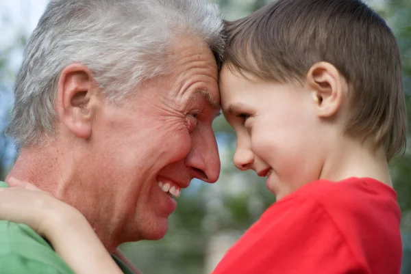 Abuelo mantiene a su nieto — Foto de Stock