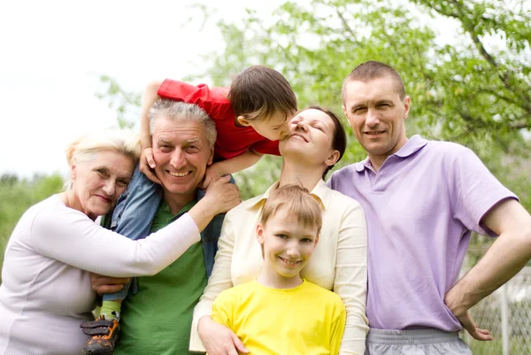 Glückliche Familie mit sechs Kindern — Stockfoto