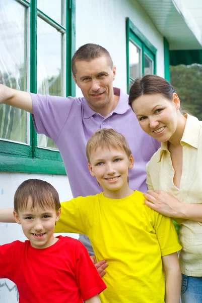 Family playing outdoors — Stock Photo, Image