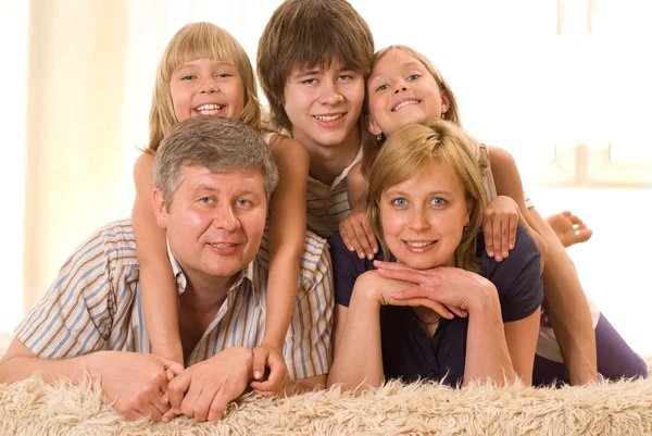 Retrato de uma família feliz de cinco — Fotografia de Stock