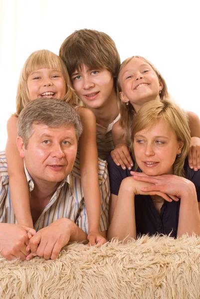 Portret van een gelukkige familie van vijf — Stockfoto