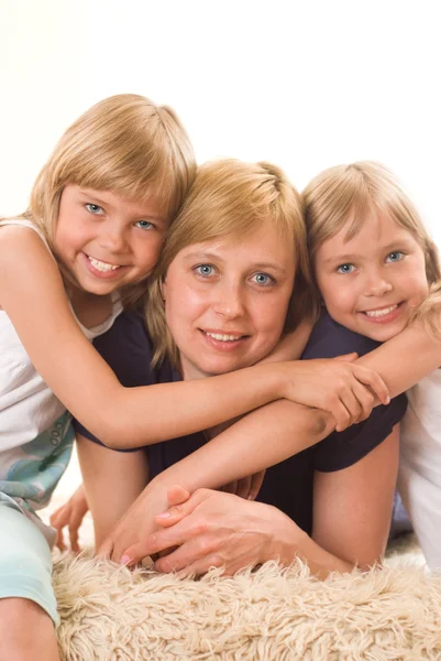 Mamá está con las hijas —  Fotos de Stock