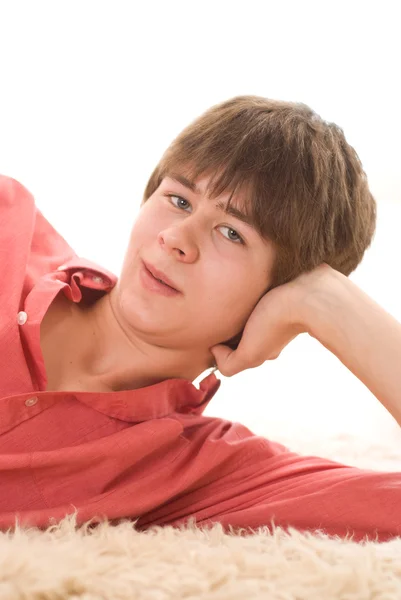 Mooie tiener in een rode shirt — Stockfoto