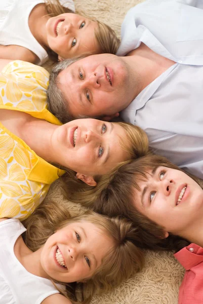 Padres con sus tres hijos — Foto de Stock