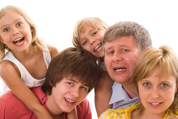 Retrato de una familia feliz de cinco —  Fotos de Stock