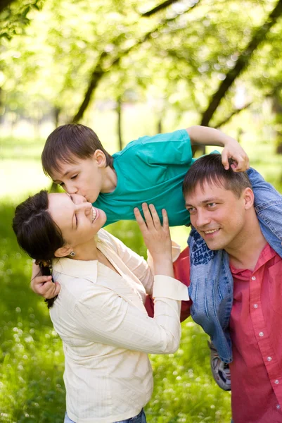 Πορτρέτο μιας ευτυχισμένης οικογένειας τριών ατόμων — Φωτογραφία Αρχείου