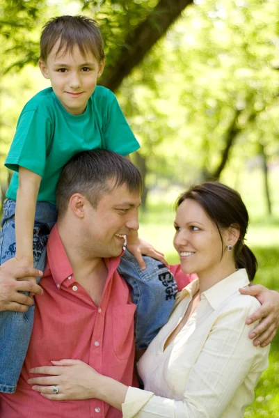 Retrato de uma família feliz de três — Fotografia de Stock