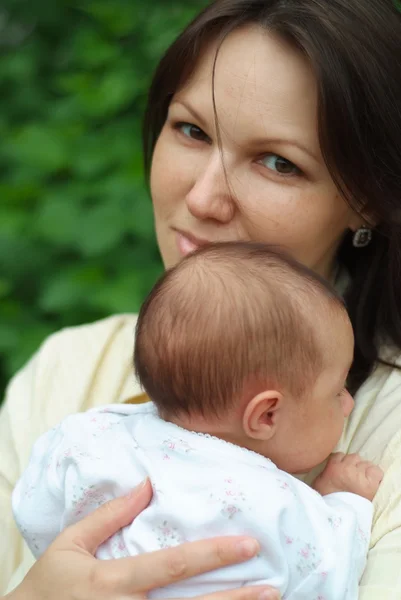 Mother holds the baby — Stock Photo, Image