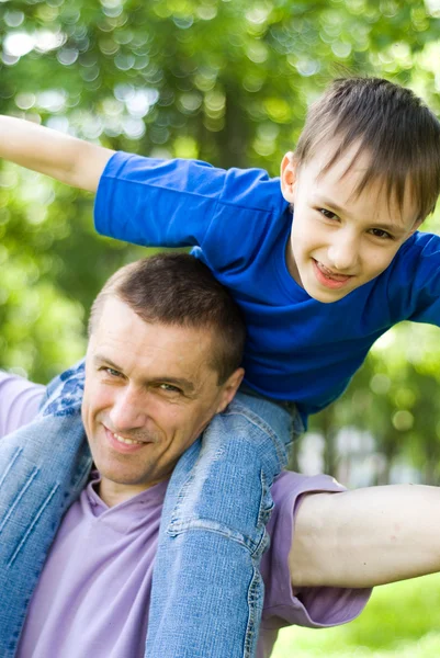 Щасливий тато з сином — стокове фото