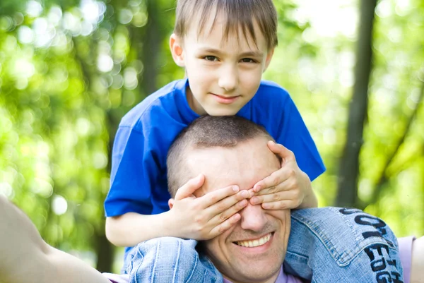 Счастливый отец со своим сыном — стоковое фото