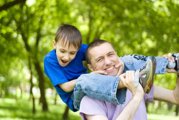 Far med son i en park — Stockfoto