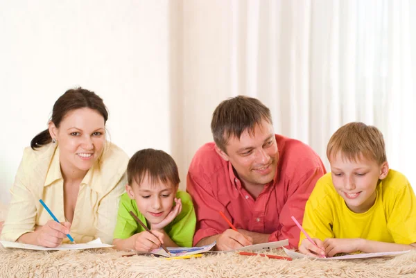 Famiglia sul tappeto — Foto Stock