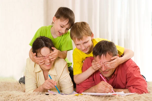 Rodziny na dywanie — Zdjęcie stockowe