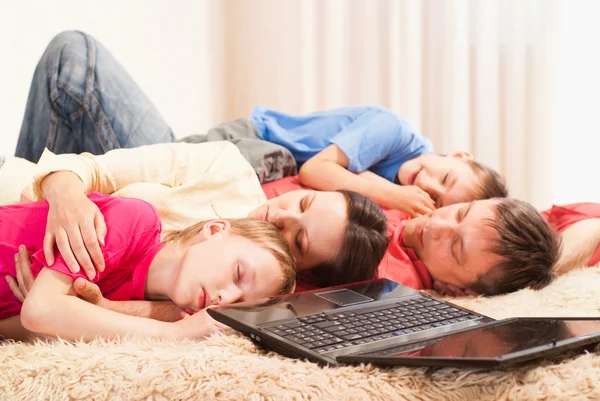 Famille de quatre personnes avec ordinateur portable — Photo
