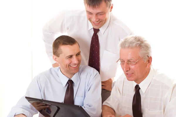 Empresarios trabajando sobre un fondo blanco — Foto de Stock