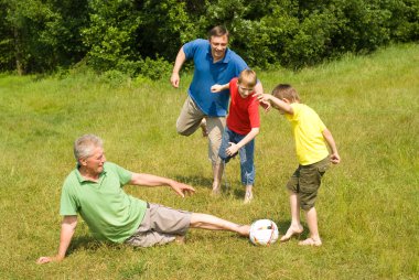 futbol oynarken mutlu bir aile