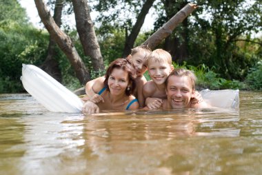 İki çocukla şımarık aile