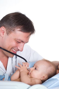 Doktor yenidoğan incelenmesi