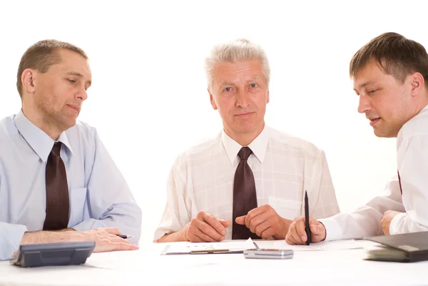Affärsmän som arbetar vid ett bord — Stockfoto
