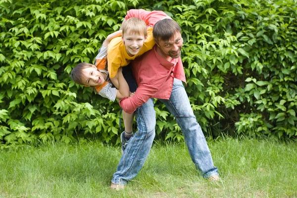 Padre jugando con niños —  Fotos de Stock