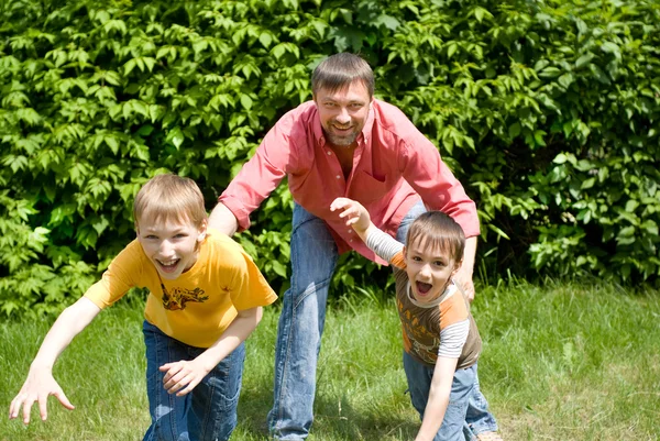 父亲和两个孩子一起玩 — 图库照片