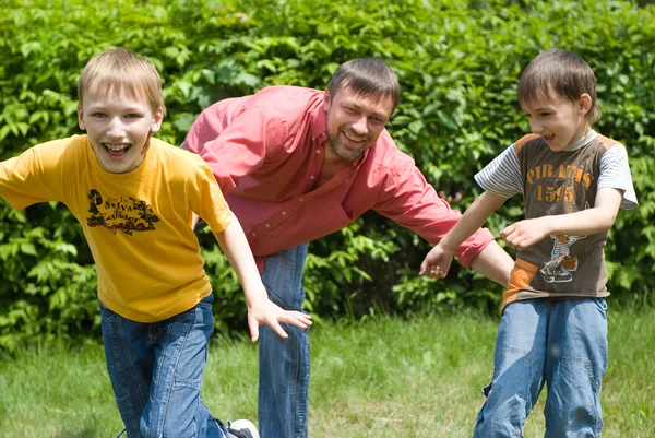 Pappa leker med två barn — Stockfoto