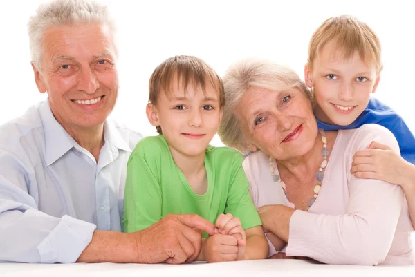 Casal de idosos com seus netos — Fotografia de Stock