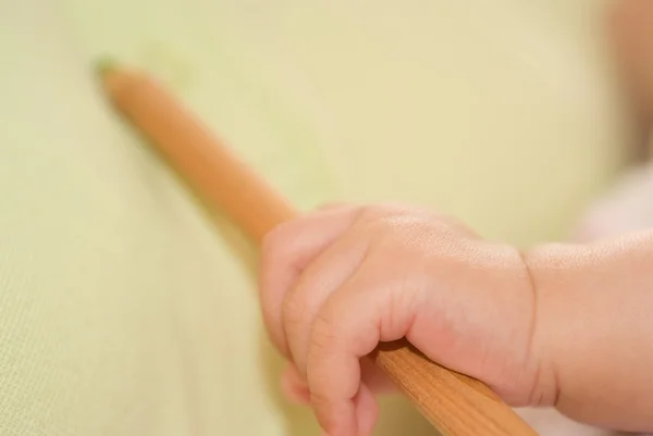 Детская рука с карандашом — стоковое фото