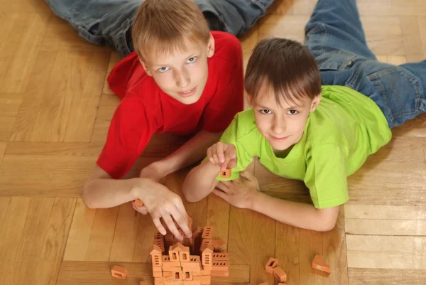 Brothers are building on the floor — Stock Photo, Image
