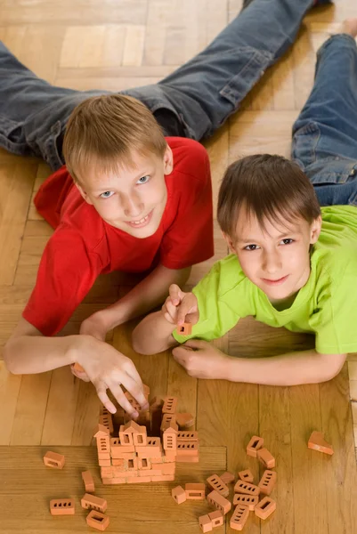 Boys are building on the floor — Stock Photo, Image