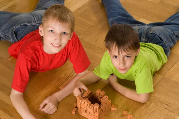Dois irmãos jogar — Fotografia de Stock