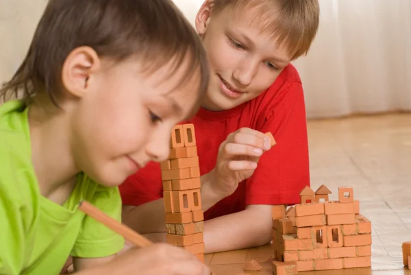 Två bröder bygger — Stockfoto