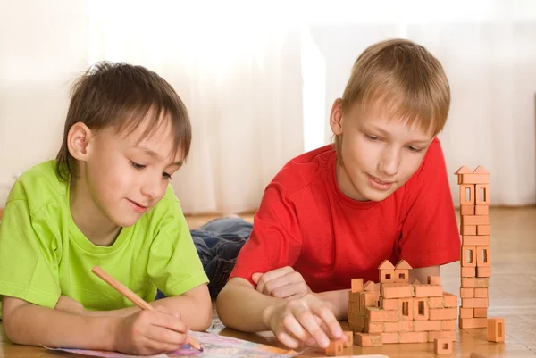 Hermanos están construyendo un castillo de juguete — Foto de Stock